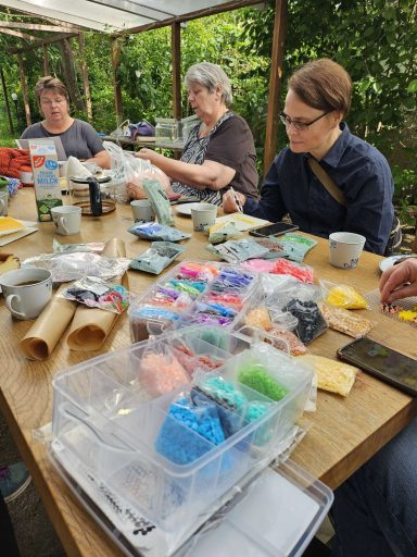 Bastelarbeiten im Kreativtreff